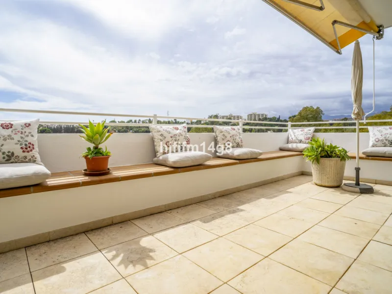 Located in the highly sought-after urbanisation Quetzal in Guadalmina, this third-floor apartment stands out for its generous layout and excellent potential.