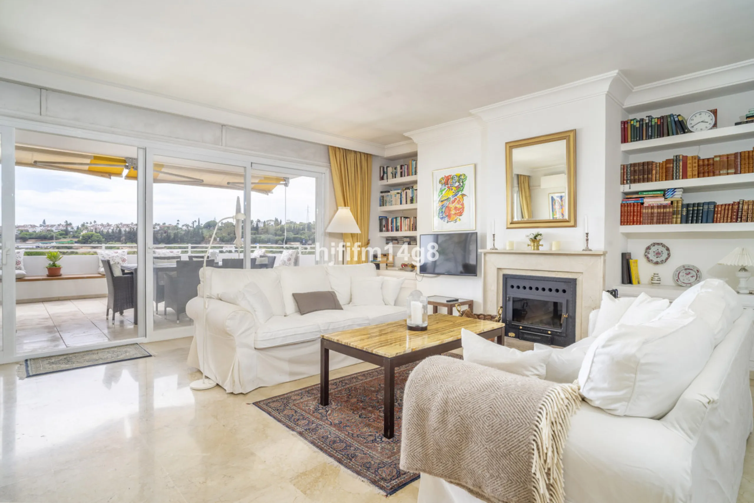 Located in the highly sought-after urbanisation Quetzal in Guadalmina, this third-floor apartment stands out for its generous layout and excellent potential.