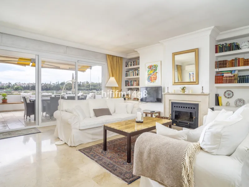 Located in the highly sought-after urbanisation Quetzal in Guadalmina, this third-floor apartment stands out for its generous layout and excellent potential.