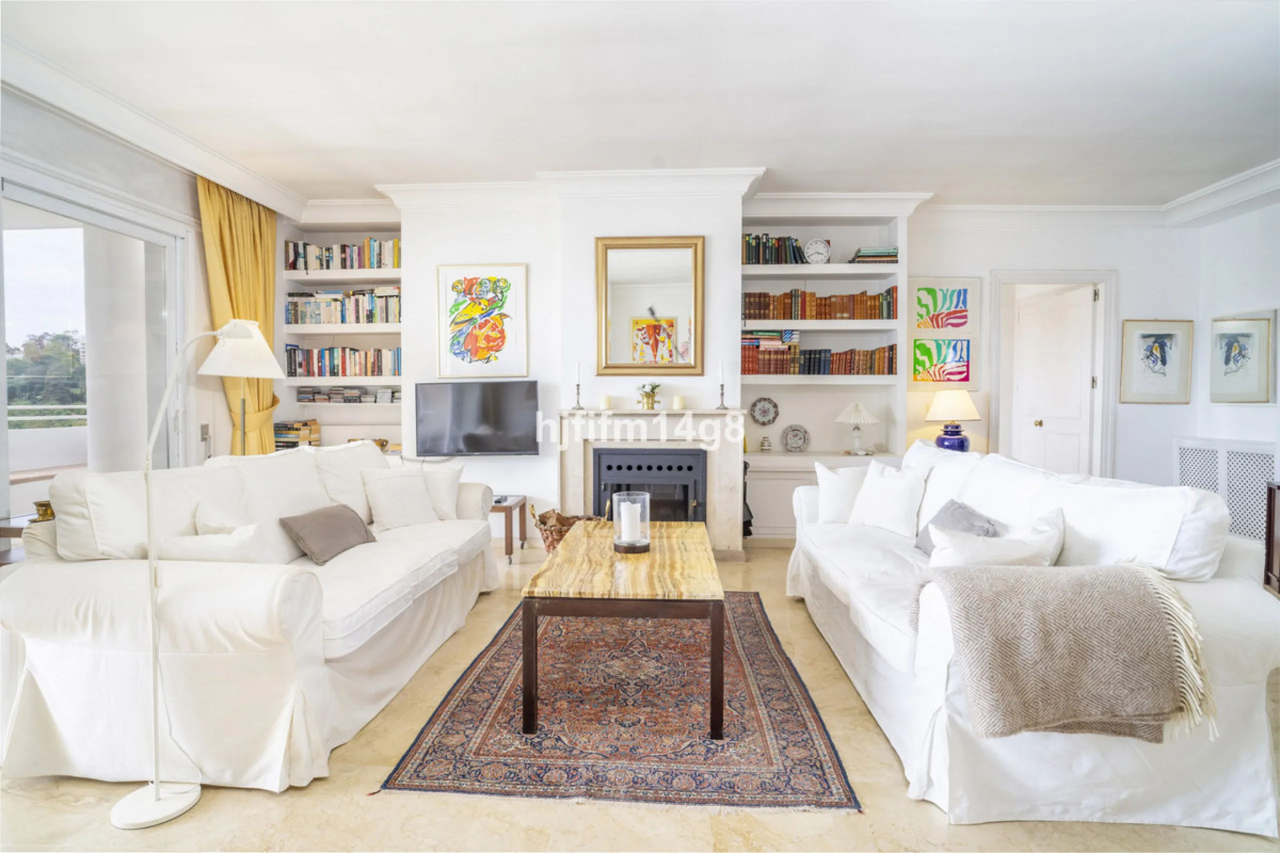 Located in the highly sought-after urbanisation Quetzal in Guadalmina, this third-floor apartment stands out for its generous layout and excellent potential.