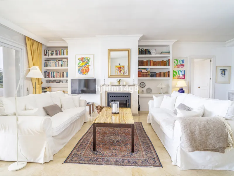 Located in the highly sought-after urbanisation Quetzal in Guadalmina, this third-floor apartment stands out for its generous layout and excellent potential.