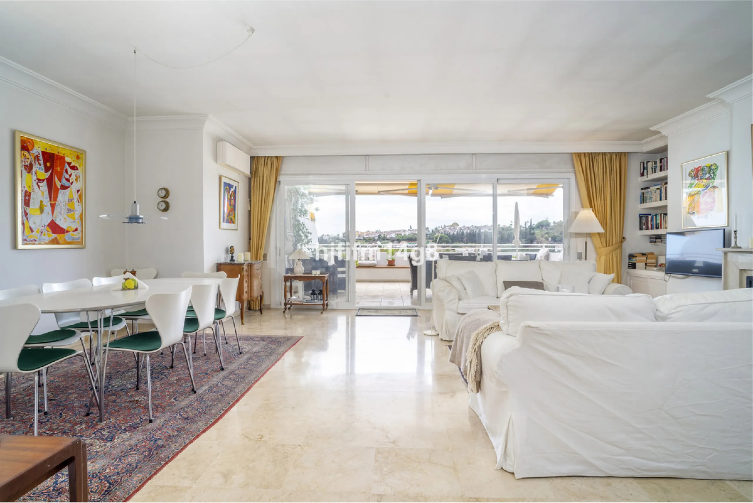 Located in the highly sought-after urbanisation Quetzal in Guadalmina, this third-floor apartment stands out for its generous layout and excellent potential.
