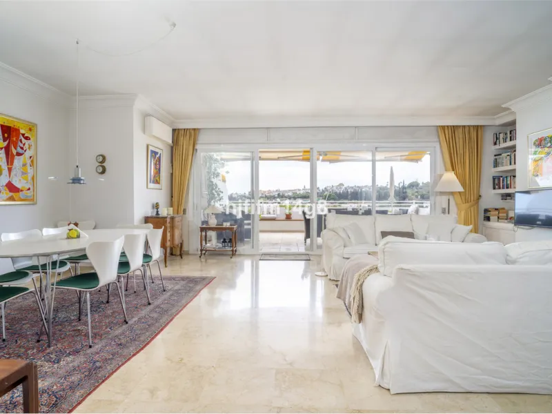 Located in the highly sought-after urbanisation Quetzal in Guadalmina, this third-floor apartment stands out for its generous layout and excellent potential.