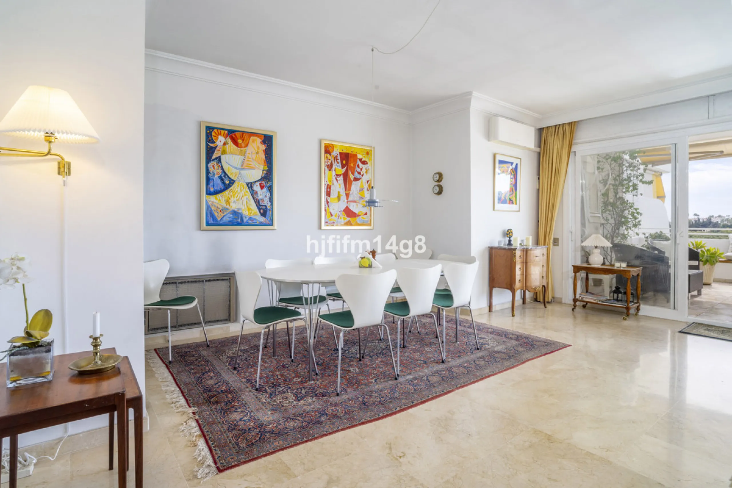 Located in the highly sought-after urbanisation Quetzal in Guadalmina, this third-floor apartment stands out for its generous layout and excellent potential.