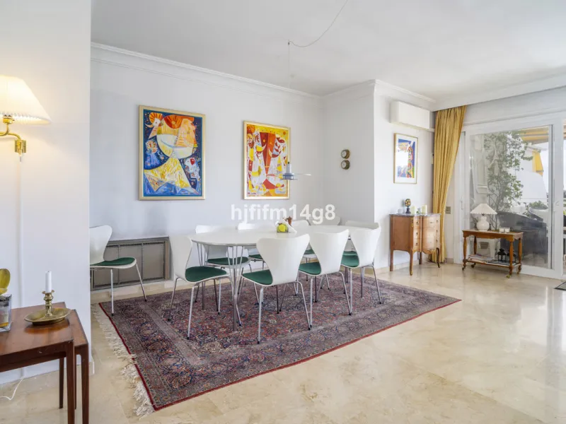 Located in the highly sought-after urbanisation Quetzal in Guadalmina, this third-floor apartment stands out for its generous layout and excellent potential.