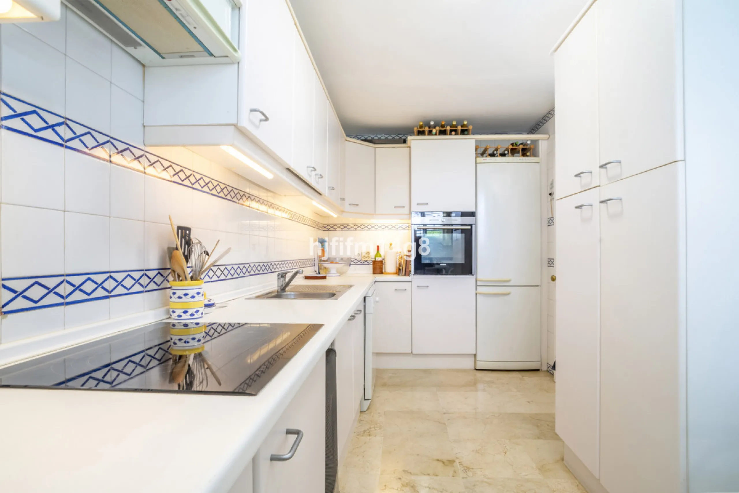 Located in the highly sought-after urbanisation Quetzal in Guadalmina, this third-floor apartment stands out for its generous layout and excellent potential.