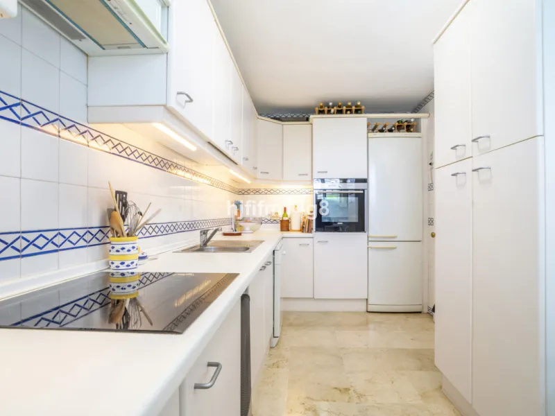 Located in the highly sought-after urbanisation Quetzal in Guadalmina, this third-floor apartment stands out for its generous layout and excellent potential.