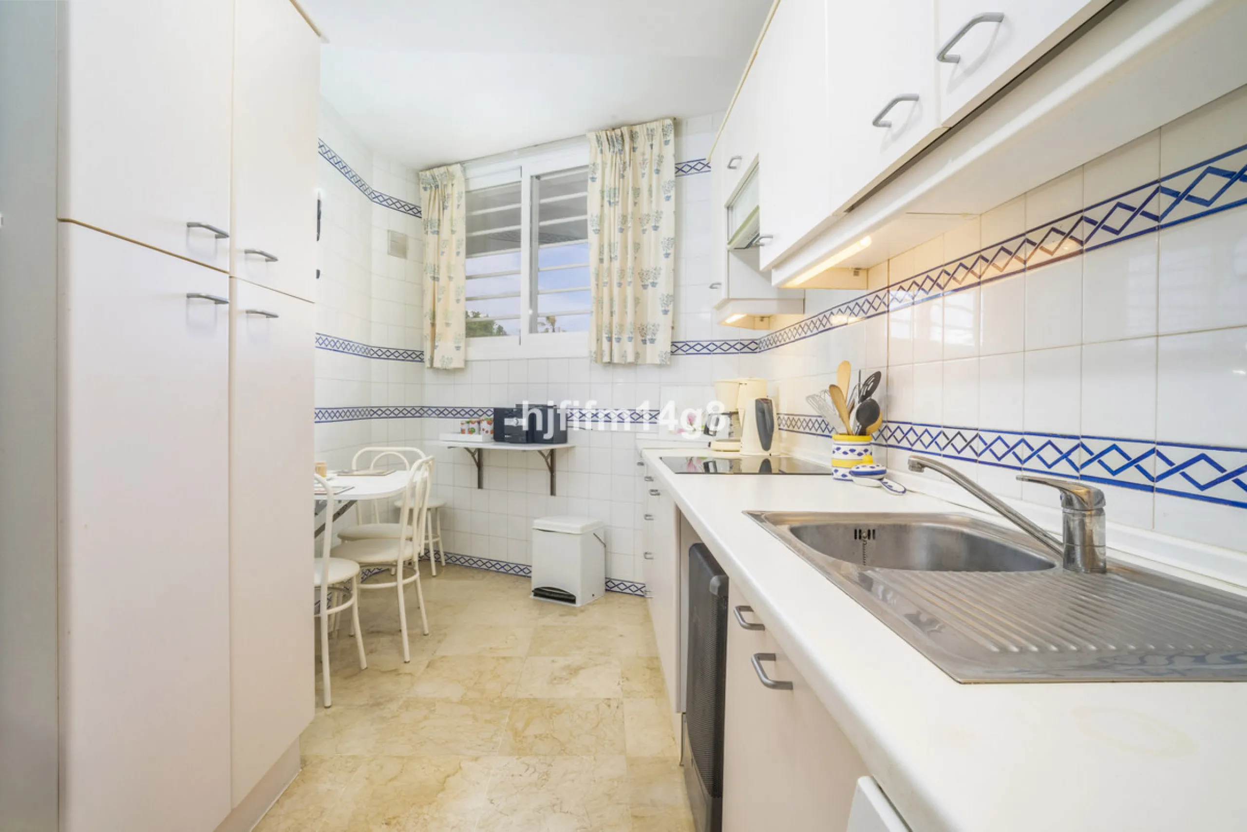 Located in the highly sought-after urbanisation Quetzal in Guadalmina, this third-floor apartment stands out for its generous layout and excellent potential.
