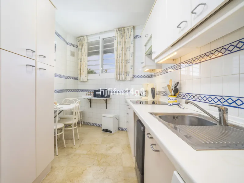 Located in the highly sought-after urbanisation Quetzal in Guadalmina, this third-floor apartment stands out for its generous layout and excellent potential.