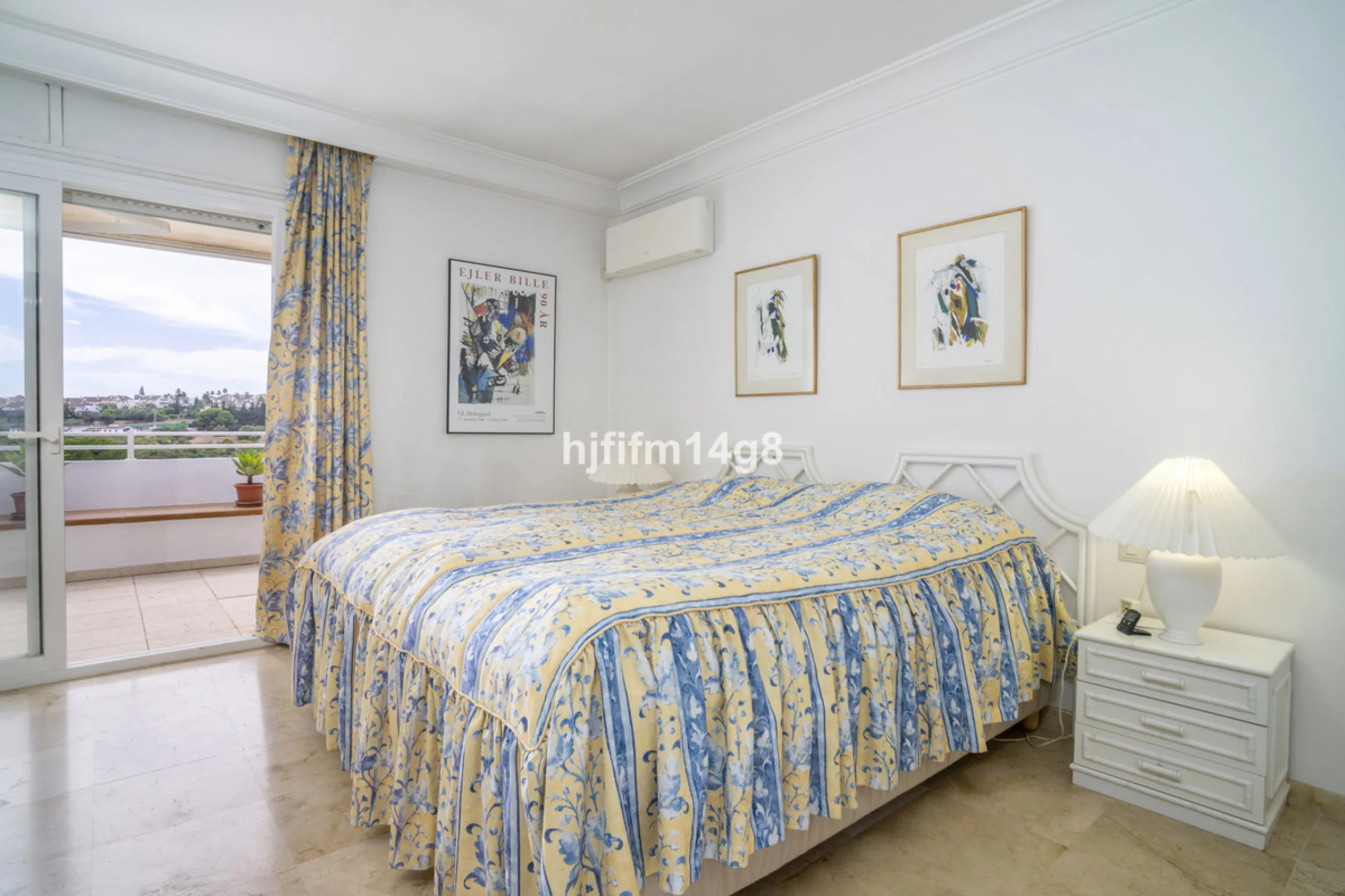Located in the highly sought-after urbanisation Quetzal in Guadalmina, this third-floor apartment stands out for its generous layout and excellent potential.