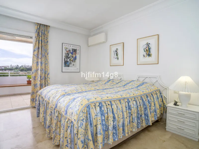 Located in the highly sought-after urbanisation Quetzal in Guadalmina, this third-floor apartment stands out for its generous layout and excellent potential.