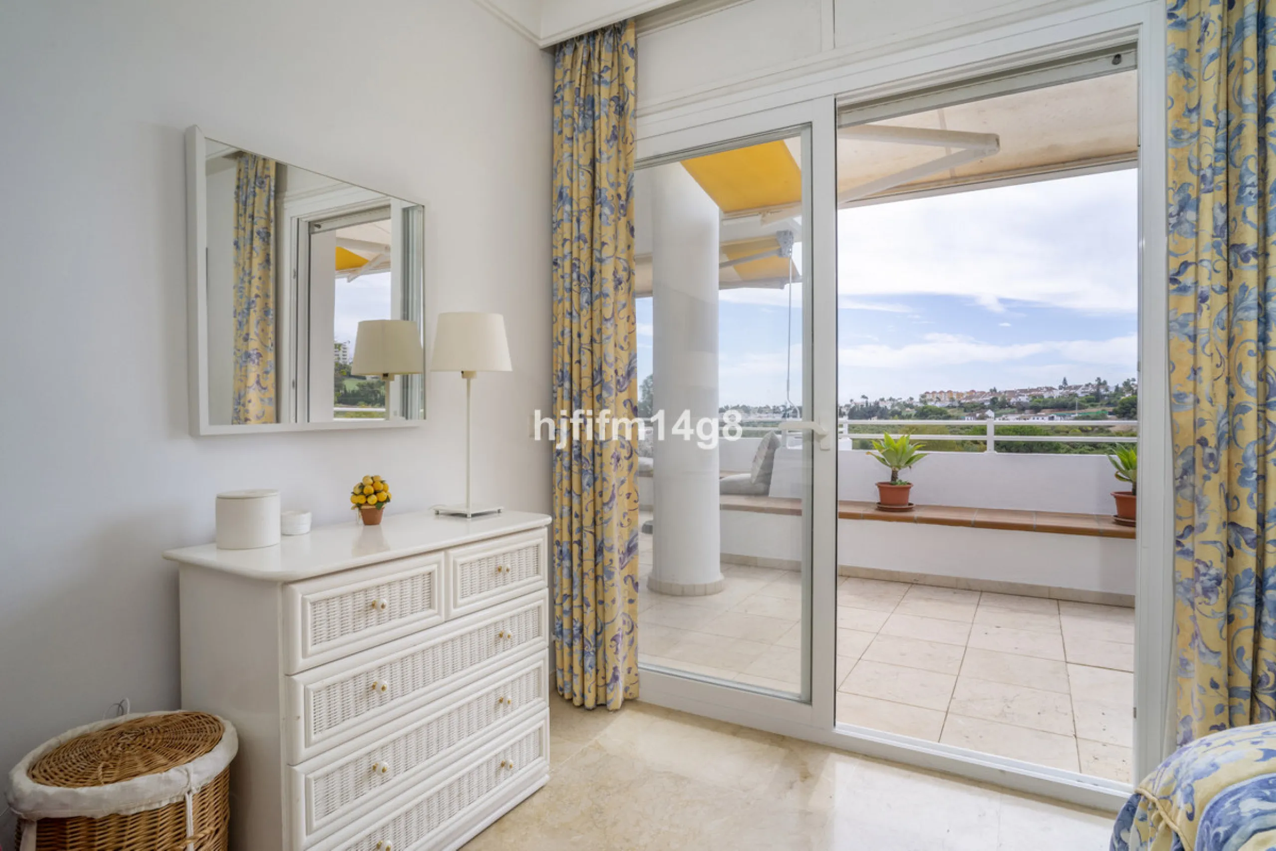 Located in the highly sought-after urbanisation Quetzal in Guadalmina, this third-floor apartment stands out for its generous layout and excellent potential.