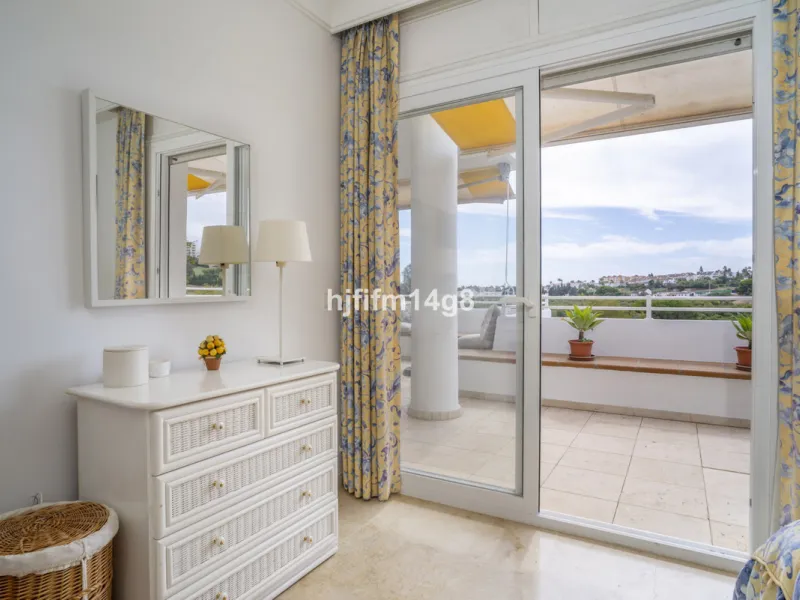 Located in the highly sought-after urbanisation Quetzal in Guadalmina, this third-floor apartment stands out for its generous layout and excellent potential.