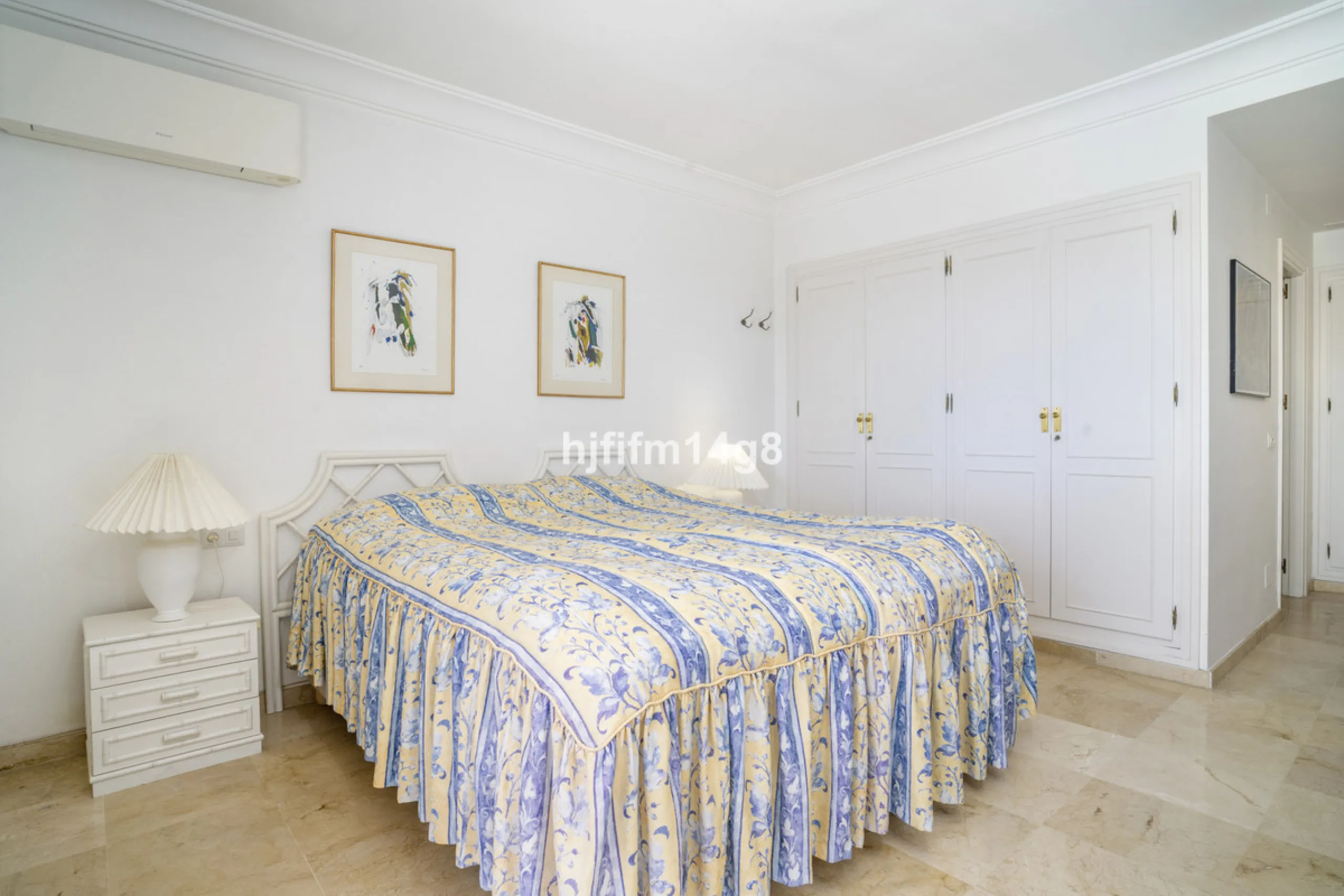 Located in the highly sought-after urbanisation Quetzal in Guadalmina, this third-floor apartment stands out for its generous layout and excellent potential.