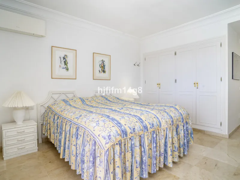 Located in the highly sought-after urbanisation Quetzal in Guadalmina, this third-floor apartment stands out for its generous layout and excellent potential.