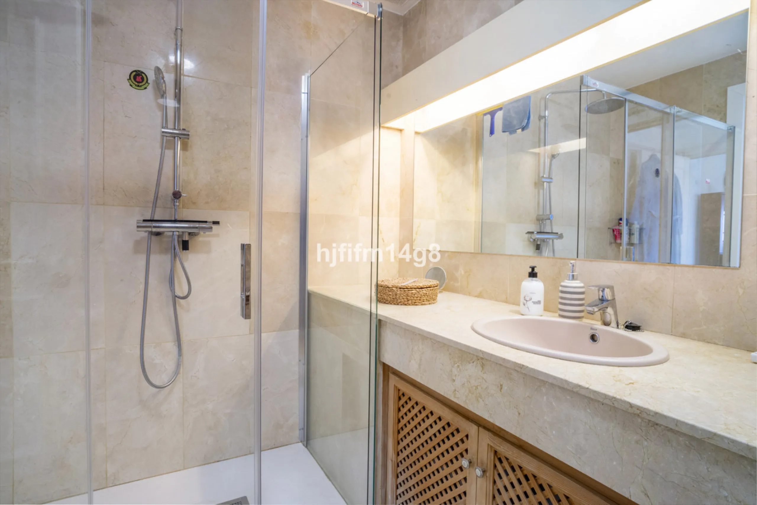 Located in the highly sought-after urbanisation Quetzal in Guadalmina, this third-floor apartment stands out for its generous layout and excellent potential.