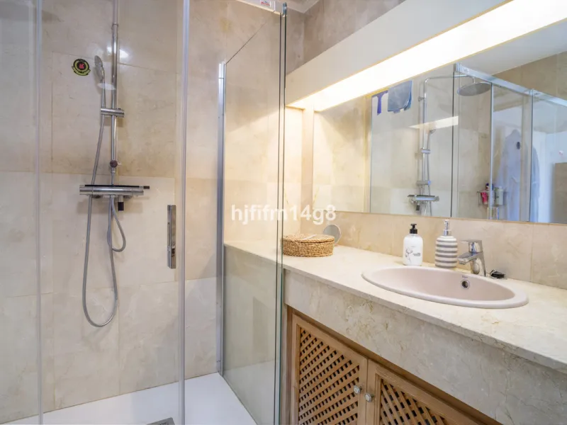 Located in the highly sought-after urbanisation Quetzal in Guadalmina, this third-floor apartment stands out for its generous layout and excellent potential.