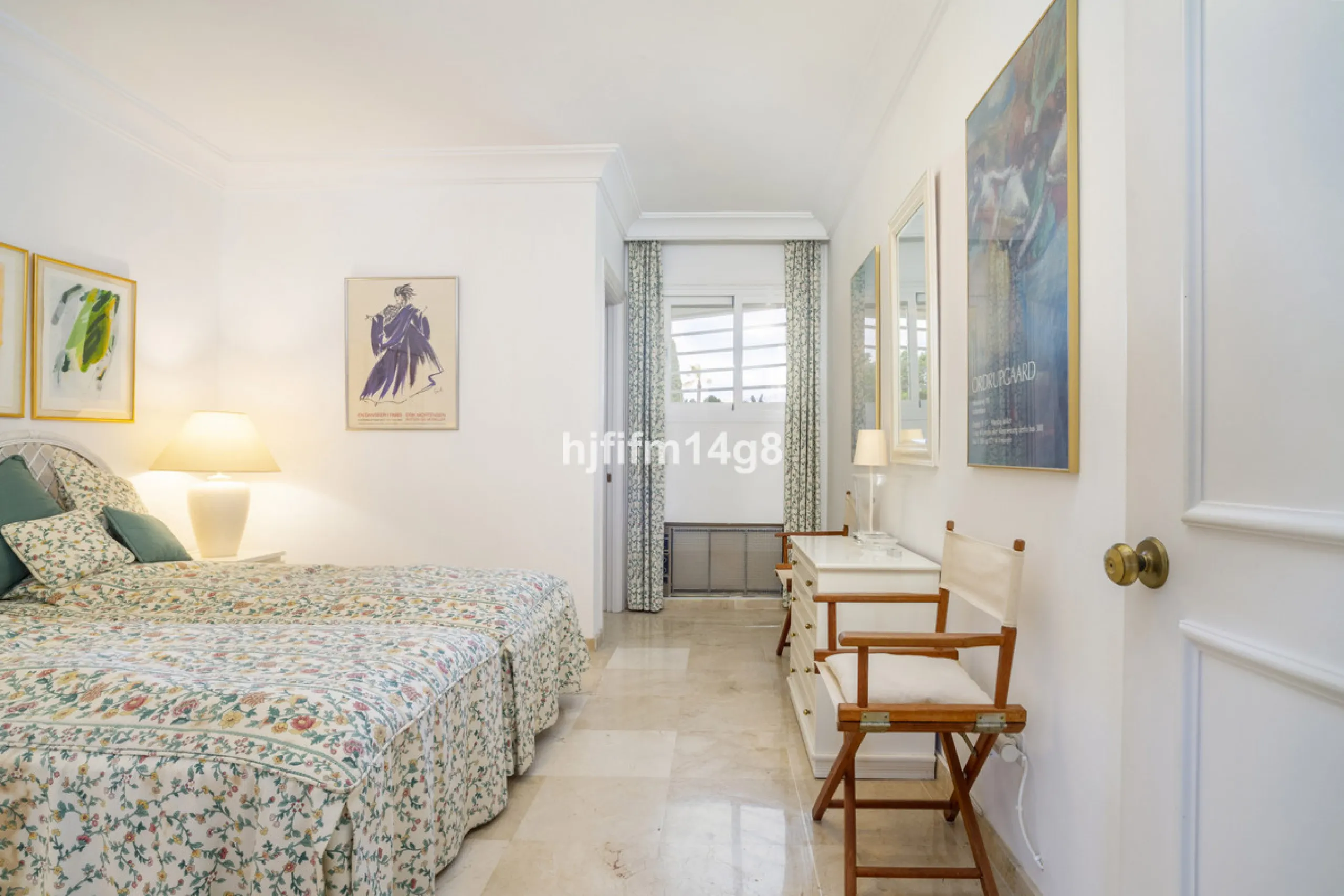 Located in the highly sought-after urbanisation Quetzal in Guadalmina, this third-floor apartment stands out for its generous layout and excellent potential.