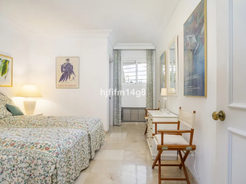 Located in the highly sought-after urbanisation Quetzal in Guadalmina, this third-floor apartment stands out for its generous layout and excellent potential.