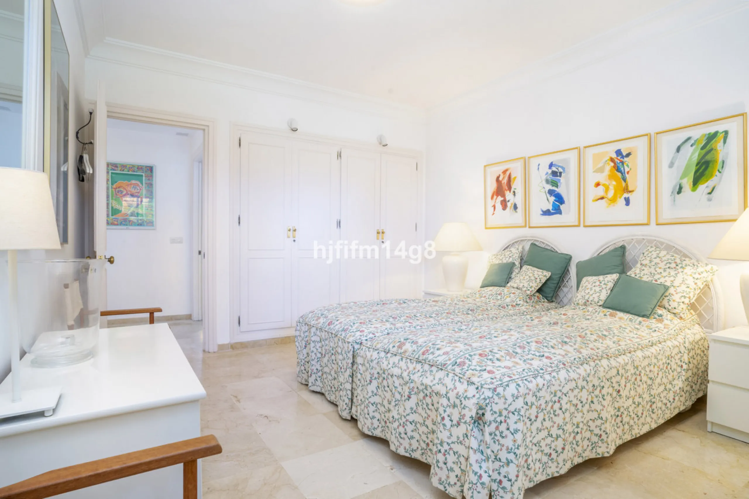 Located in the highly sought-after urbanisation Quetzal in Guadalmina, this third-floor apartment stands out for its generous layout and excellent potential.
