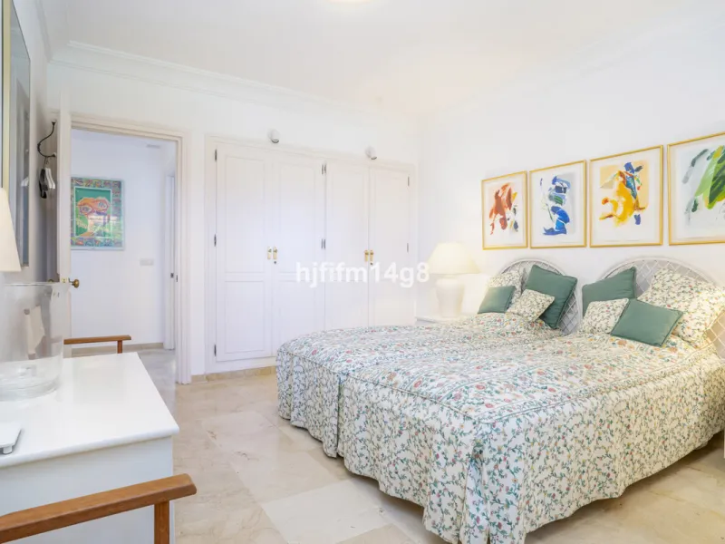 Located in the highly sought-after urbanisation Quetzal in Guadalmina, this third-floor apartment stands out for its generous layout and excellent potential.