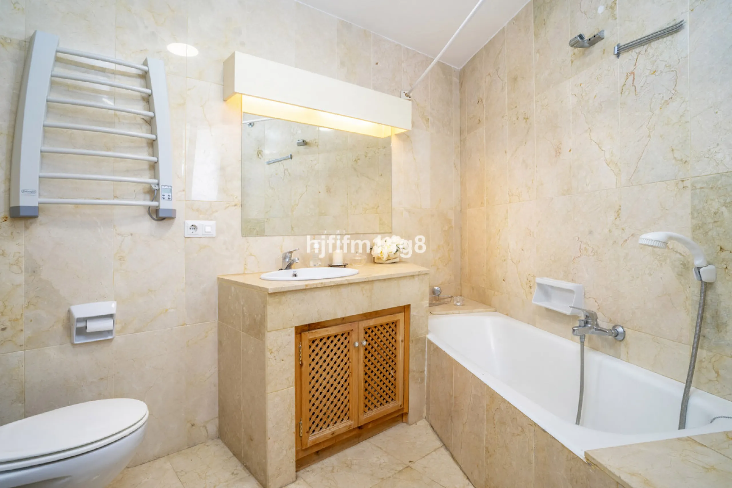 Located in the highly sought-after urbanisation Quetzal in Guadalmina, this third-floor apartment stands out for its generous layout and excellent potential.
