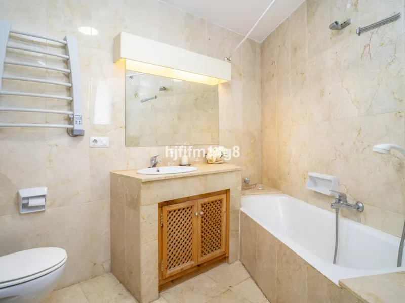 Located in the highly sought-after urbanisation Quetzal in Guadalmina, this third-floor apartment stands out for its generous layout and excellent potential.