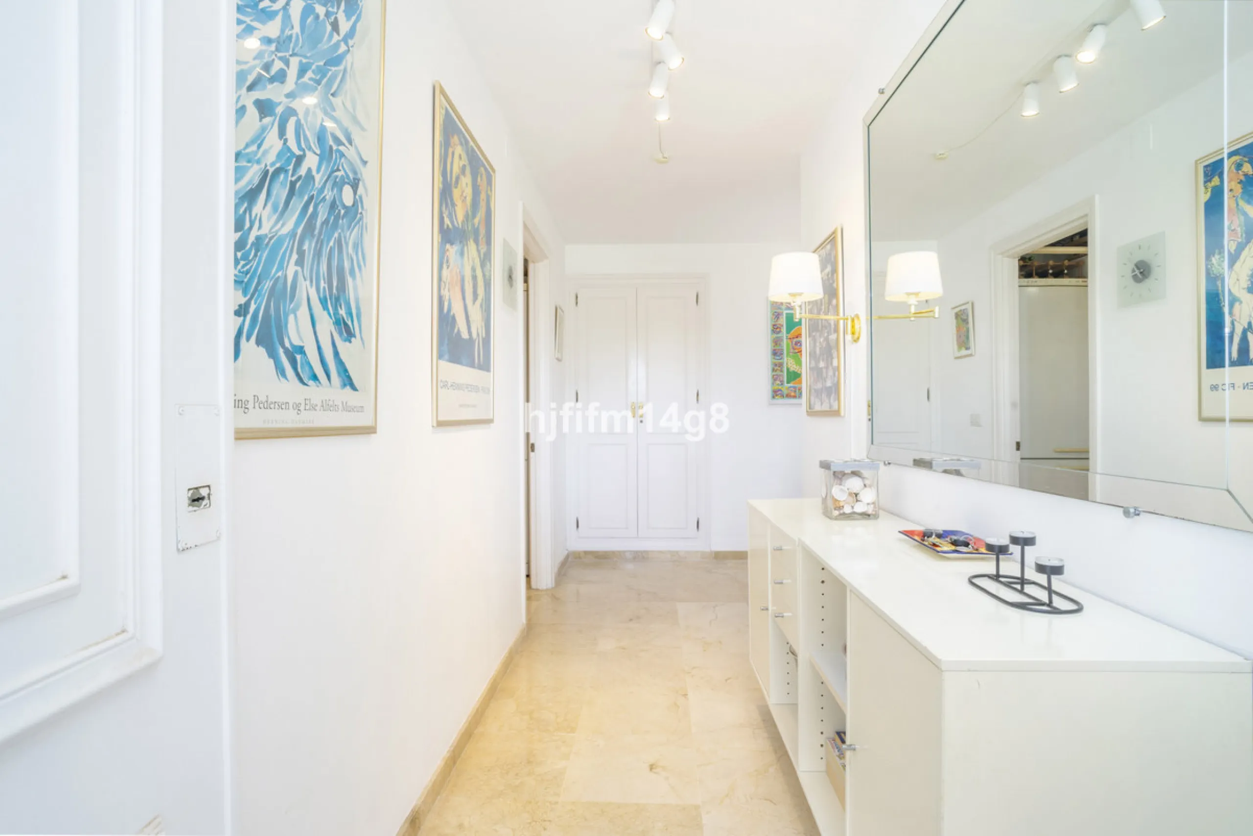 Located in the highly sought-after urbanisation Quetzal in Guadalmina, this third-floor apartment stands out for its generous layout and excellent potential.