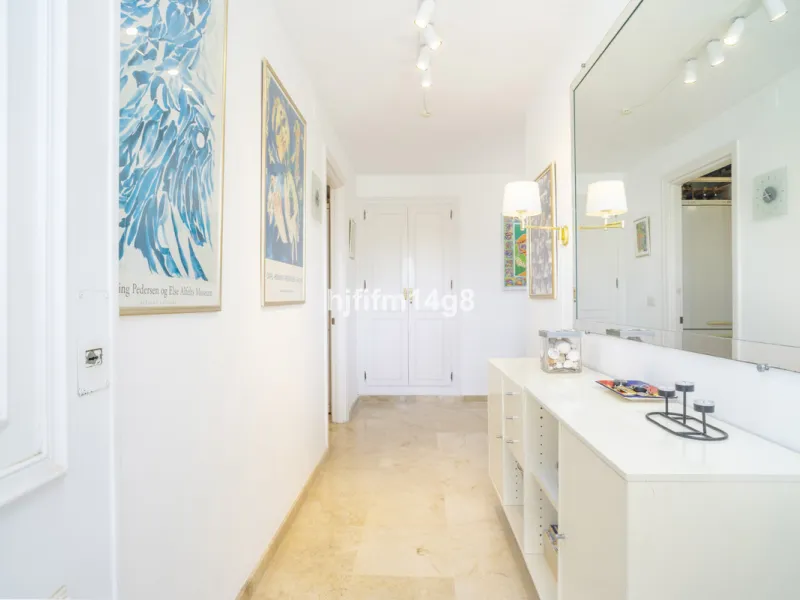 Located in the highly sought-after urbanisation Quetzal in Guadalmina, this third-floor apartment stands out for its generous layout and excellent potential.