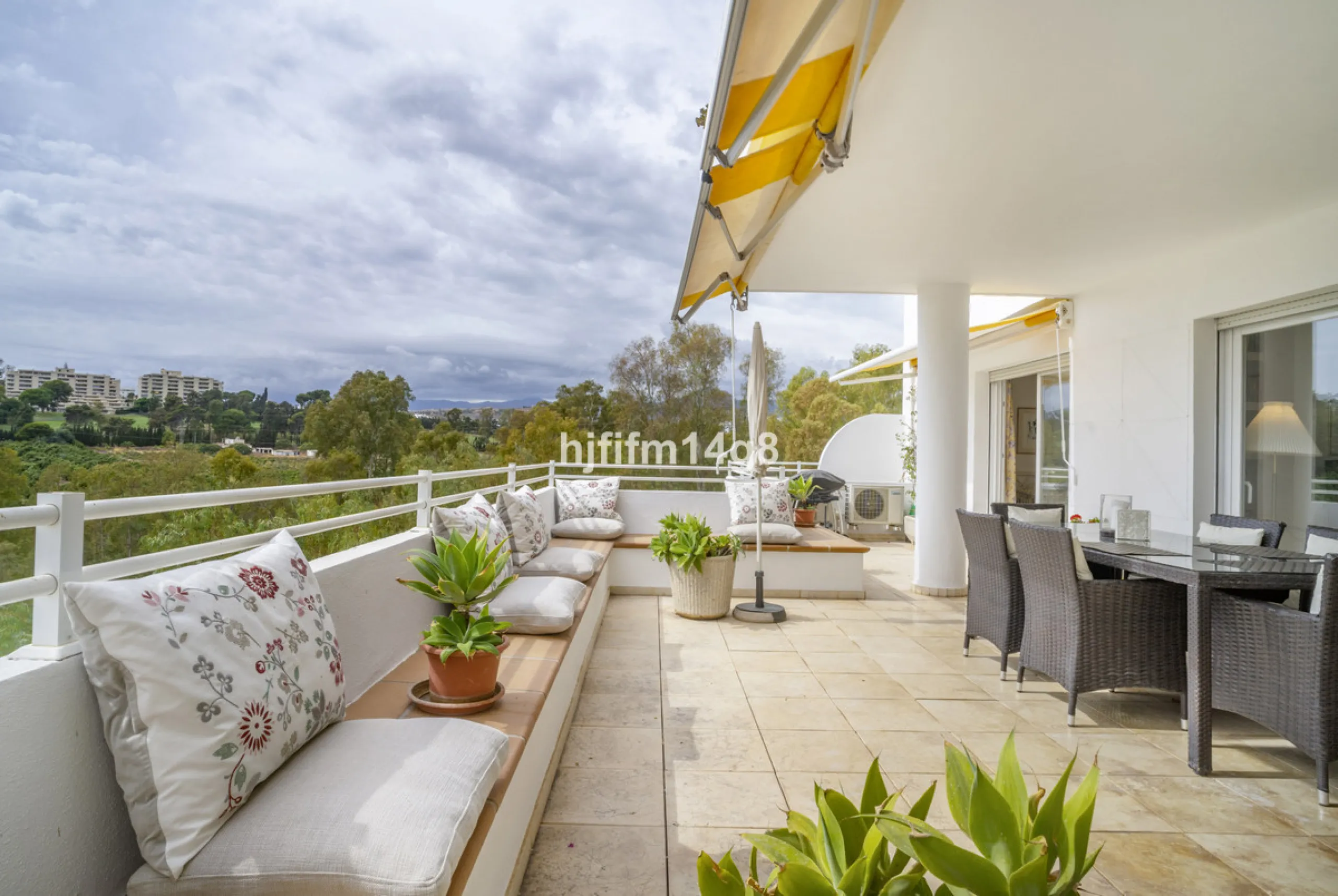 Located in the highly sought-after urbanisation Quetzal in Guadalmina, this third-floor apartment stands out for its generous layout and excellent potential.