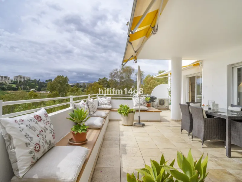 Located in the highly sought-after urbanisation Quetzal in Guadalmina, this third-floor apartment stands out for its generous layout and excellent potential.