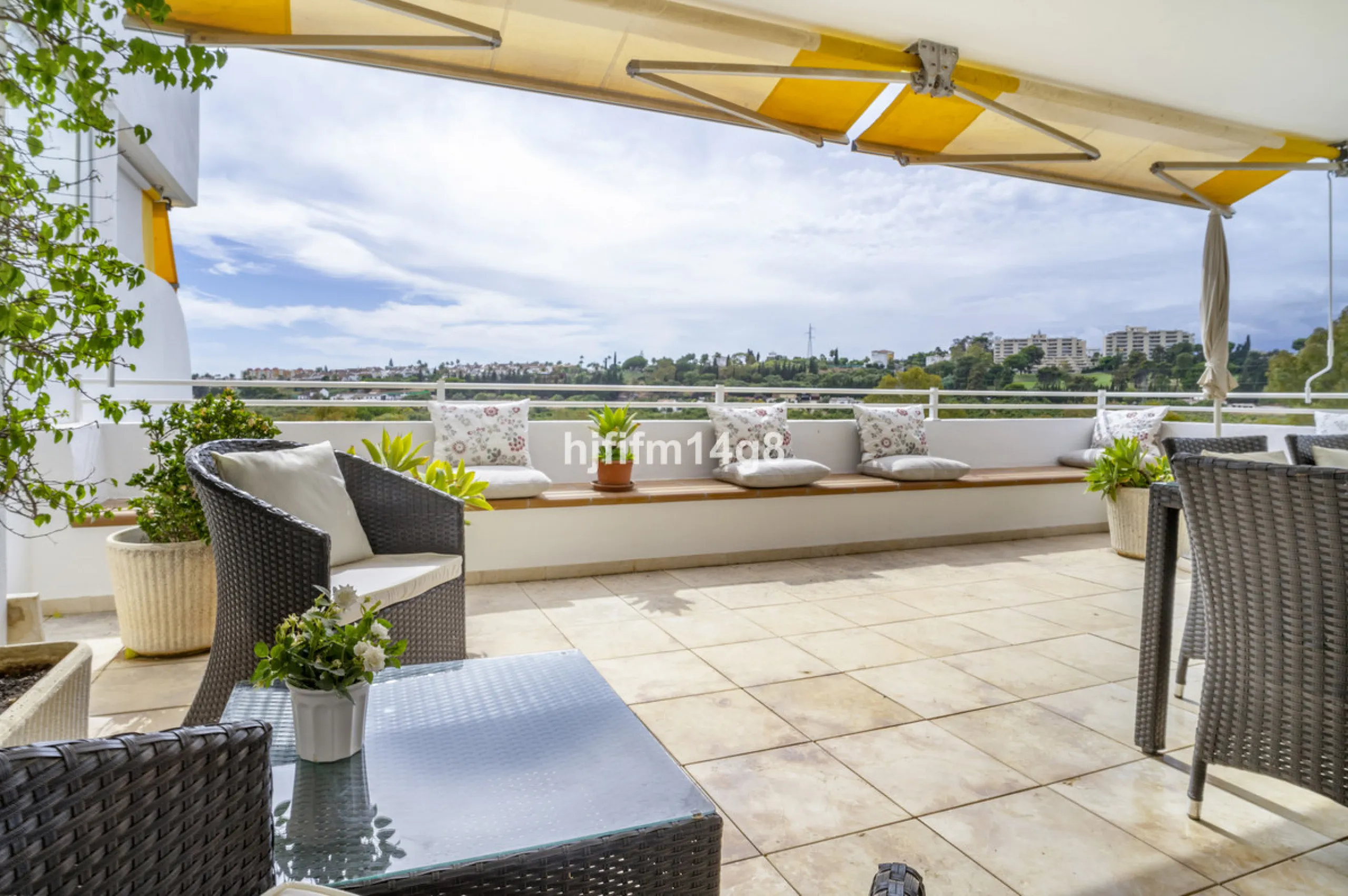 Located in the highly sought-after urbanisation Quetzal in Guadalmina, this third-floor apartment stands out for its generous layout and excellent potential.