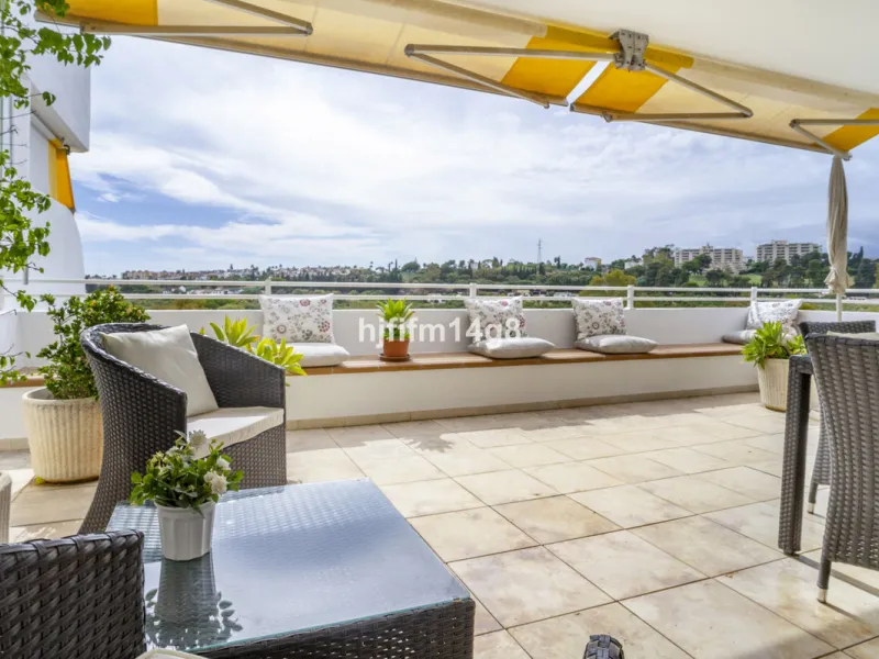 Located in the highly sought-after urbanisation Quetzal in Guadalmina, this third-floor apartment stands out for its generous layout and excellent potential.