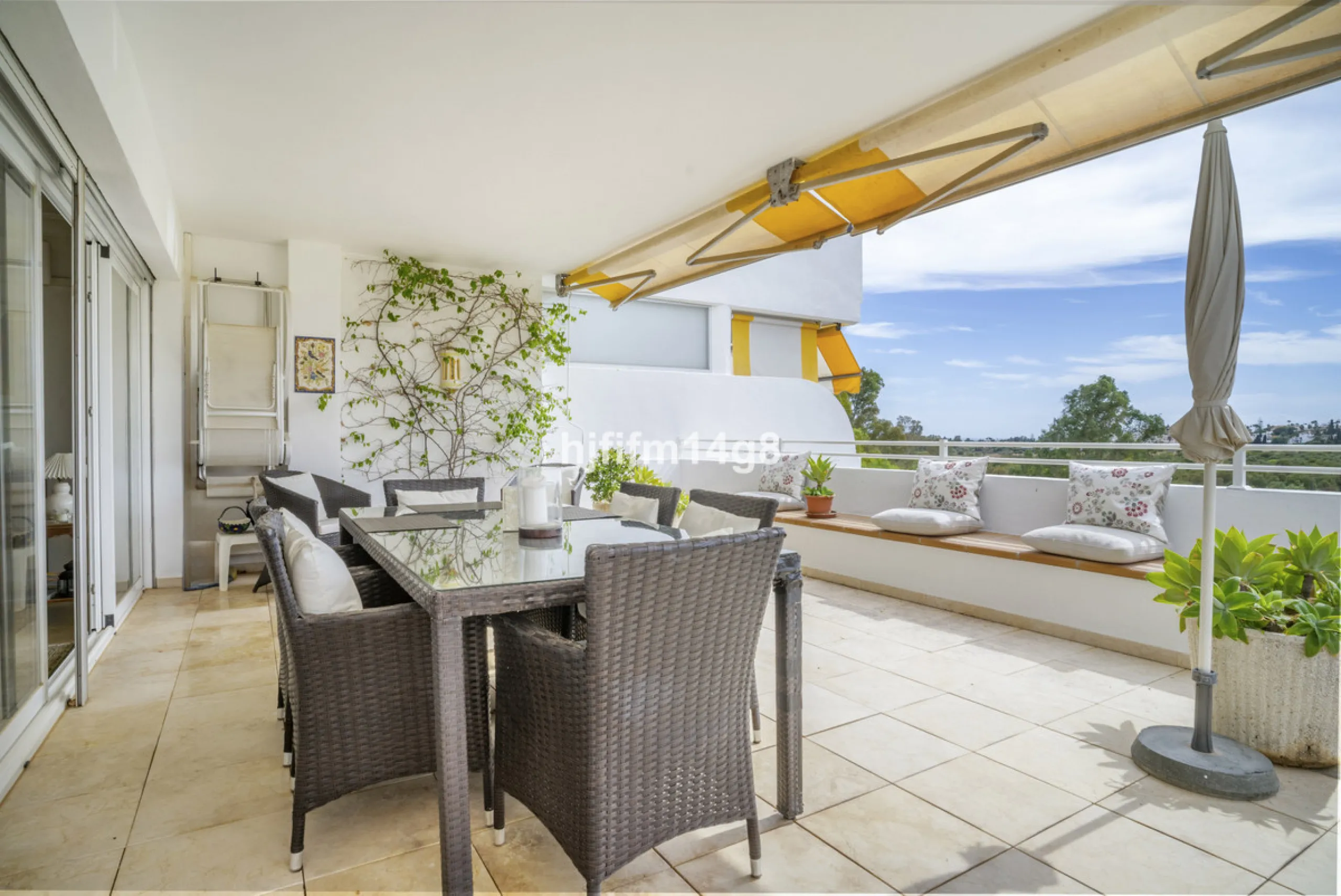 Located in the highly sought-after urbanisation Quetzal in Guadalmina, this third-floor apartment stands out for its generous layout and excellent potential.