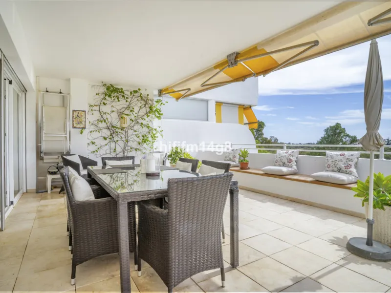 Located in the highly sought-after urbanisation Quetzal in Guadalmina, this third-floor apartment stands out for its generous layout and excellent potential.