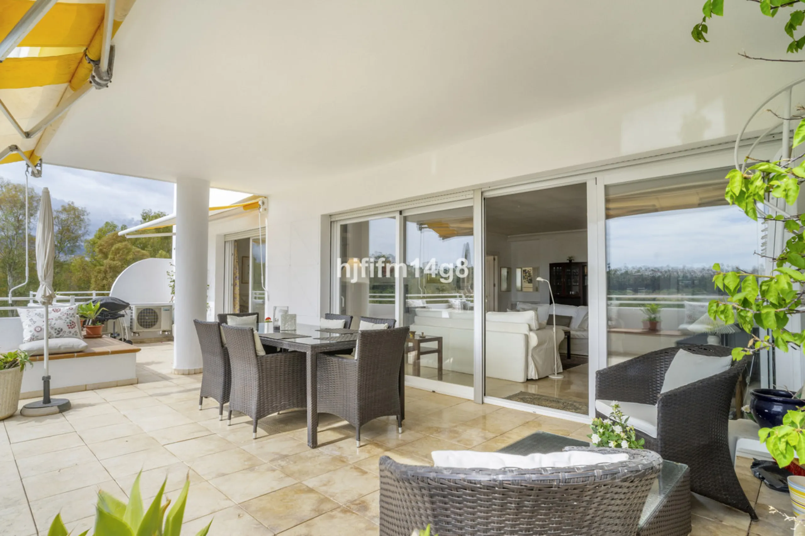 Located in the highly sought-after urbanisation Quetzal in Guadalmina, this third-floor apartment stands out for its generous layout and excellent potential.