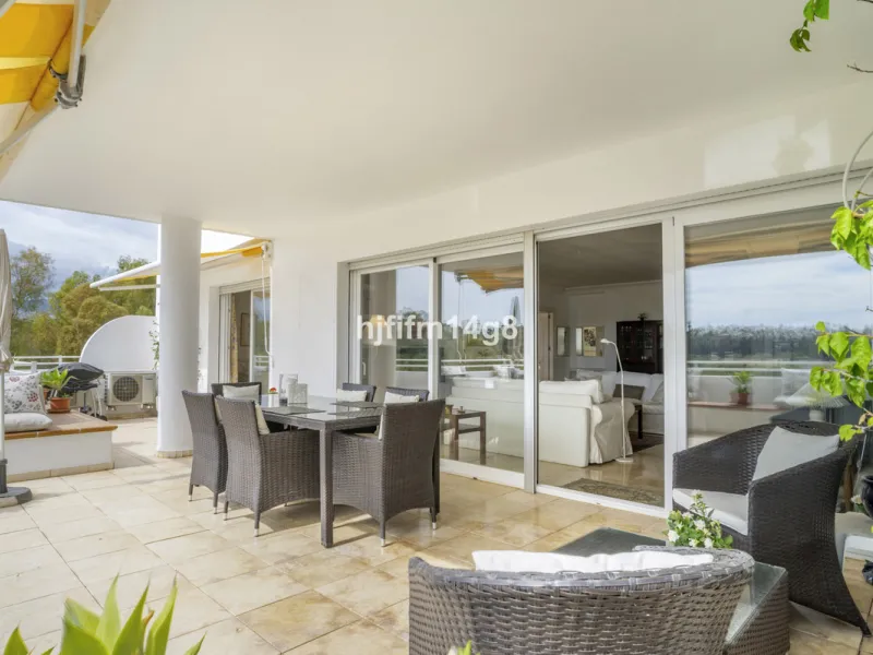 Located in the highly sought-after urbanisation Quetzal in Guadalmina, this third-floor apartment stands out for its generous layout and excellent potential.