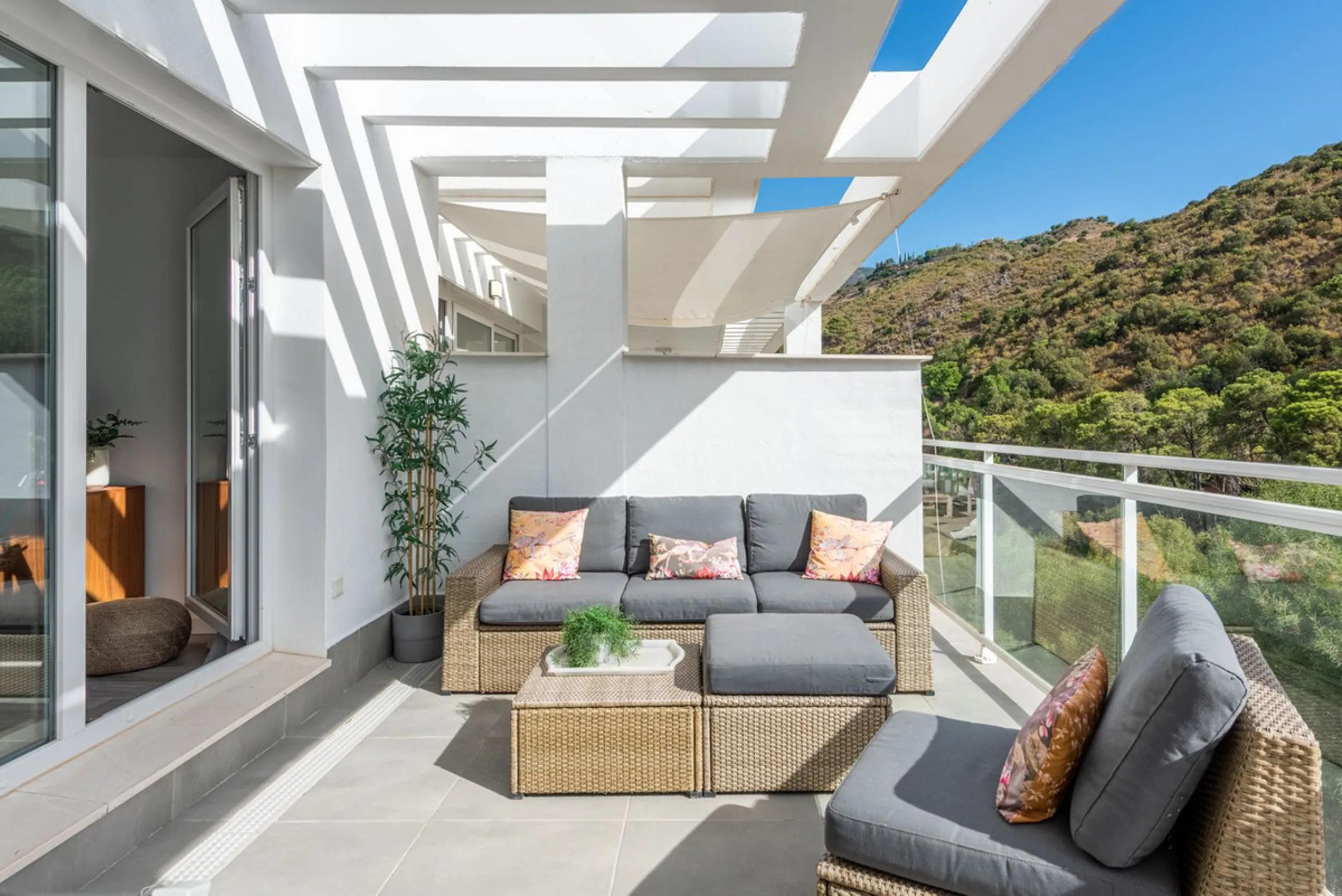 Apartment - Middle Floor Apartment в продаже в Benahavís, Málaga. В доме 2 спален и 2 ванных комнат. Площадь дома 89 м²