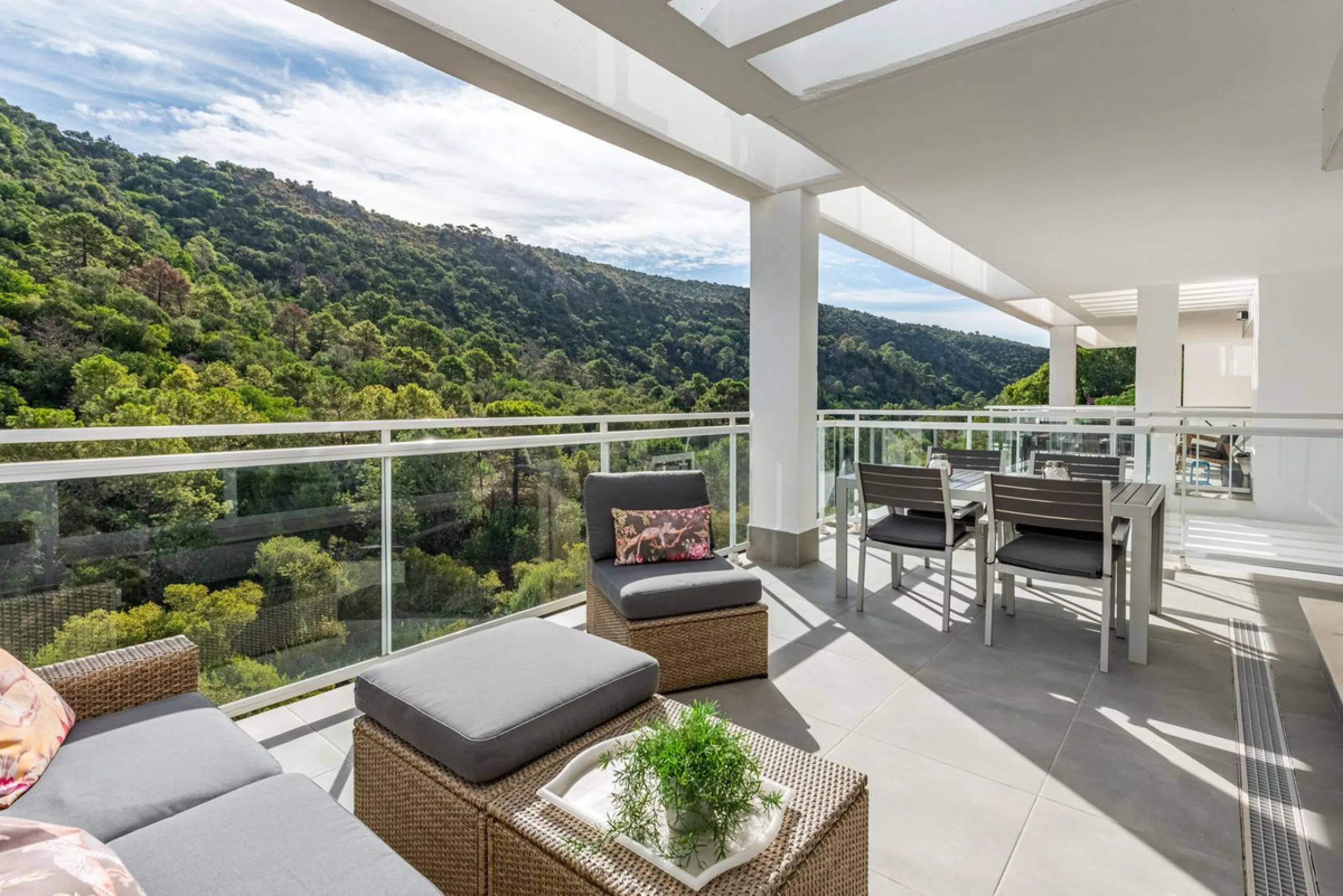 Apartment - Middle Floor Apartment в продаже в Benahavís, Málaga. В доме 2 спален и 2 ванных комнат. Площадь дома 89 м²