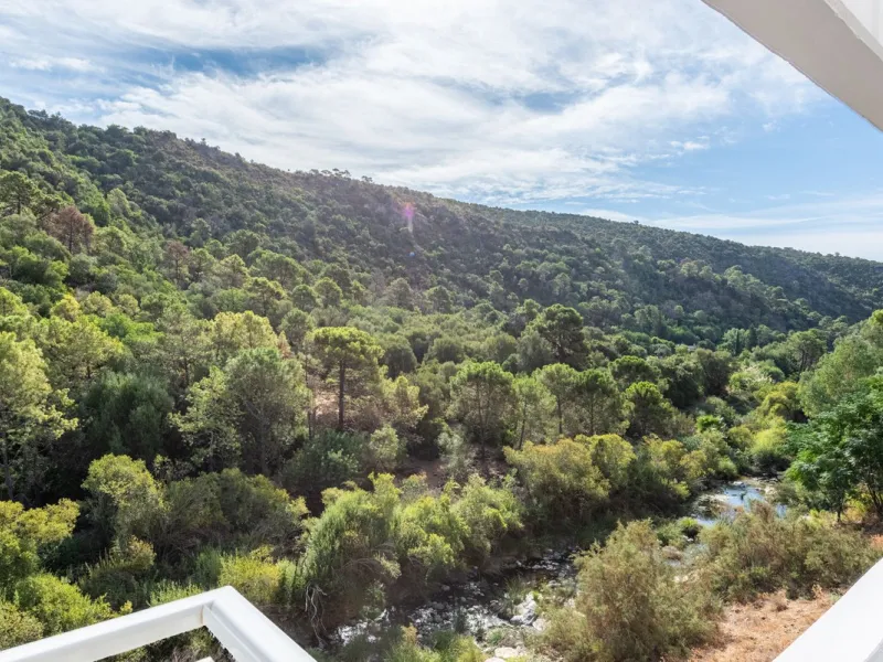 Apartment - Middle Floor Apartment в продаже в Benahavís, Málaga. В доме 2 спален и 2 ванных комнат. Площадь дома 89 м²