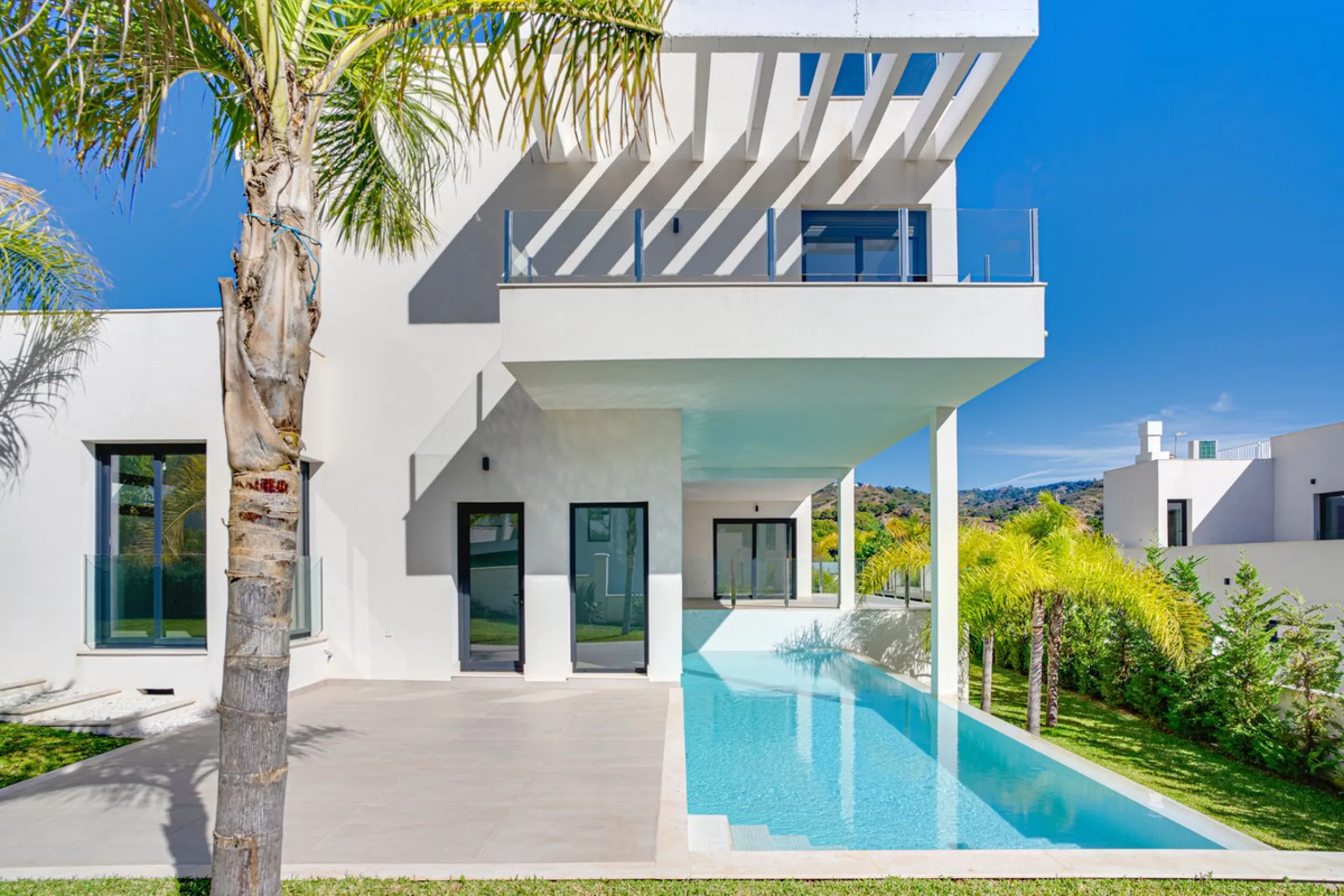 House - Detached Villa в продаже в Marbella, Málaga. В доме 4 спален и 5 ванных комнат. Площадь дома 429 м². Площадь участка 1100 м²