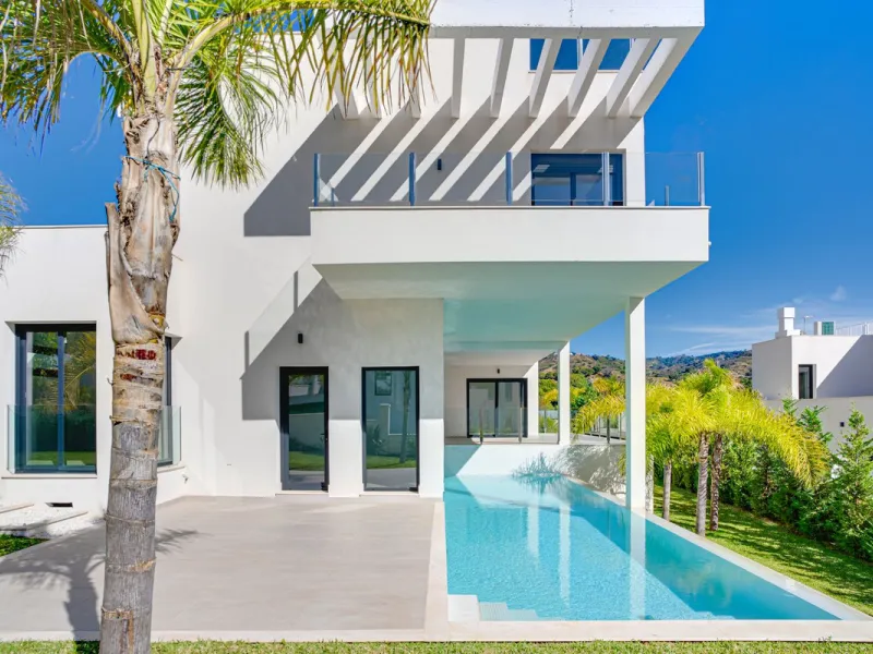 House - Detached Villa в продаже в Marbella, Málaga. В доме 4 спален и 5 ванных комнат. Площадь дома 429 м². Площадь участка 1100 м²