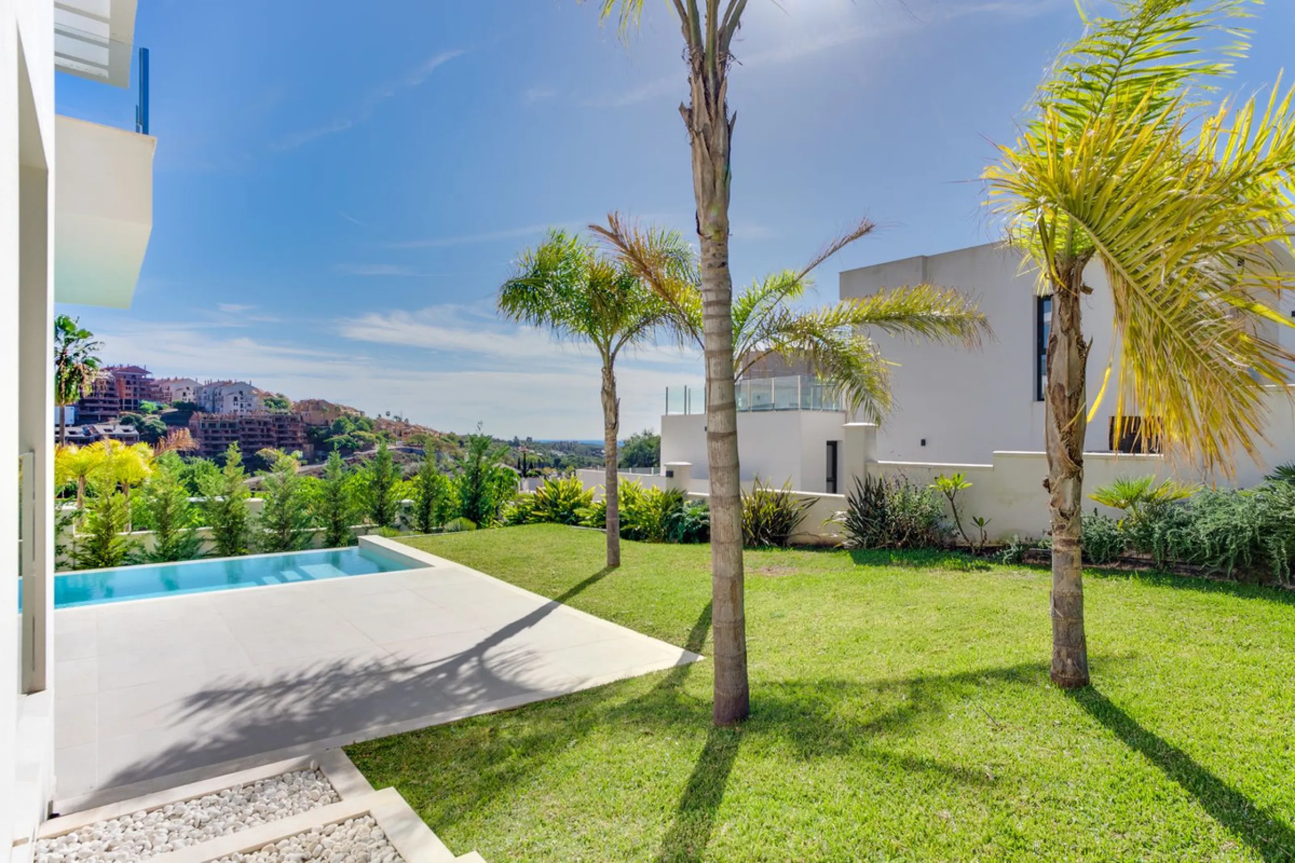 House - Detached Villa в продаже в Marbella, Málaga. В доме 4 спален и 5 ванных комнат. Площадь дома 429 м². Площадь участка 1100 м²