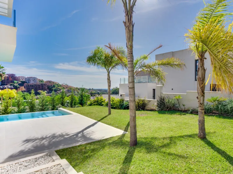 House - Detached Villa в продаже в Marbella, Málaga. В доме 4 спален и 5 ванных комнат. Площадь дома 429 м². Площадь участка 1100 м²