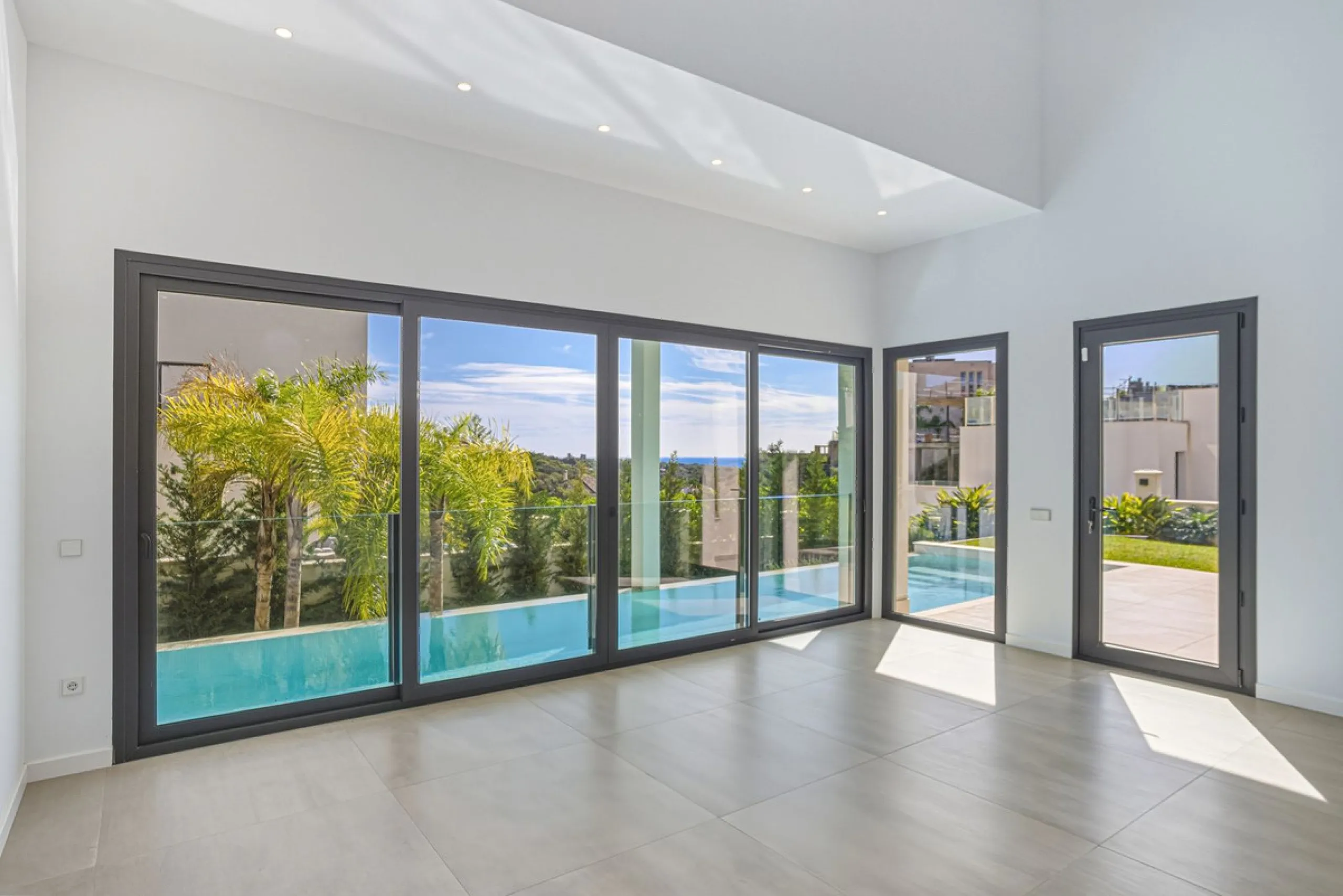 House - Detached Villa в продаже в Marbella, Málaga. В доме 4 спален и 5 ванных комнат. Площадь дома 429 м². Площадь участка 1100 м²