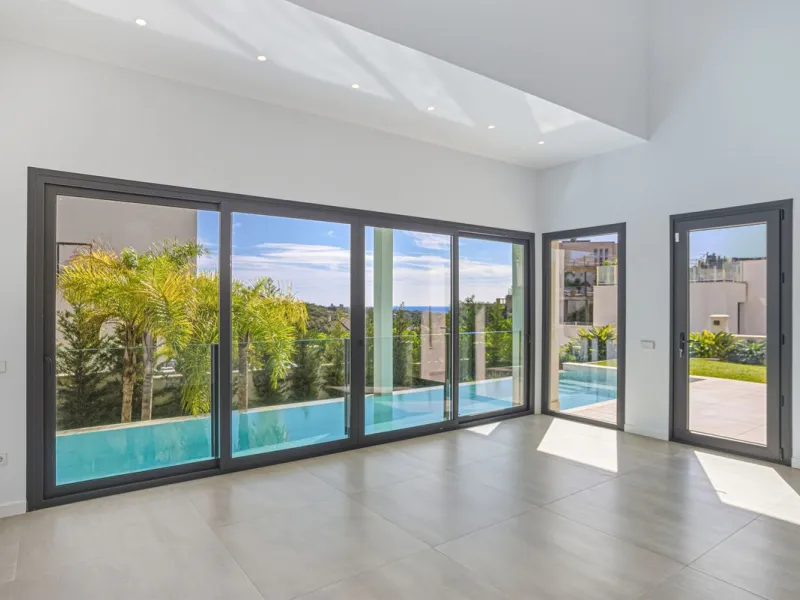 House - Detached Villa в продаже в Marbella, Málaga. В доме 4 спален и 5 ванных комнат. Площадь дома 429 м². Площадь участка 1100 м²