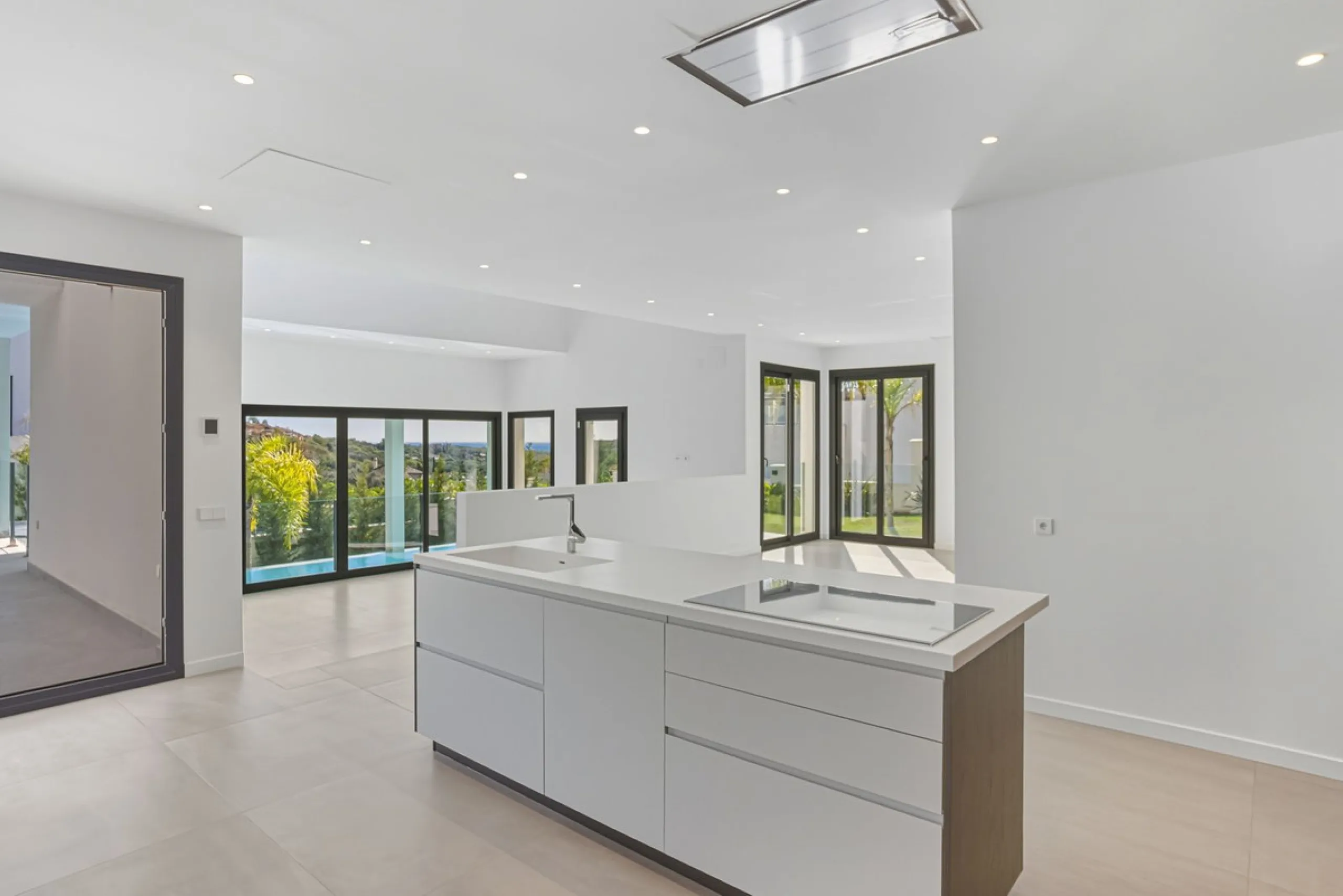 House - Detached Villa в продаже в Marbella, Málaga. В доме 4 спален и 5 ванных комнат. Площадь дома 429 м². Площадь участка 1100 м²
