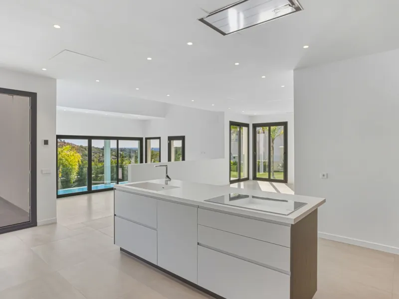 House - Detached Villa в продаже в Marbella, Málaga. В доме 4 спален и 5 ванных комнат. Площадь дома 429 м². Площадь участка 1100 м²