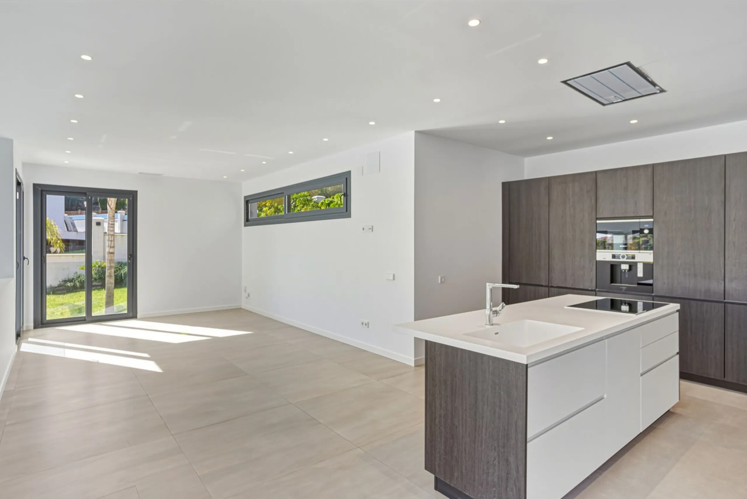 House - Detached Villa в продаже в Marbella, Málaga. В доме 4 спален и 5 ванных комнат. Площадь дома 429 м². Площадь участка 1100 м²