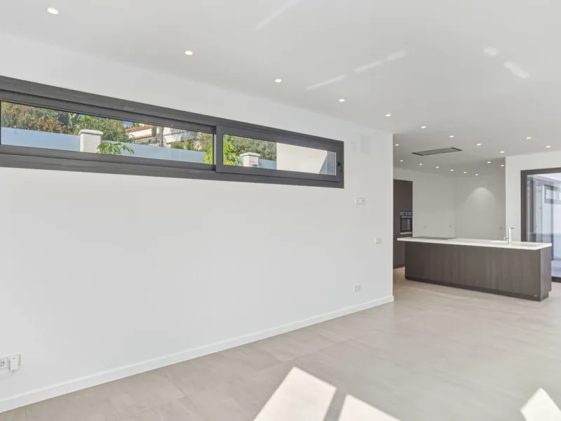 House - Detached Villa в продаже в Marbella, Málaga. В доме 4 спален и 5 ванных комнат. Площадь дома 429 м². Площадь участка 1100 м²